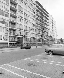 884990 Gezicht op de renovatie van de achtergevel van een flatgebouw aan de Haifadreef te Utrecht.